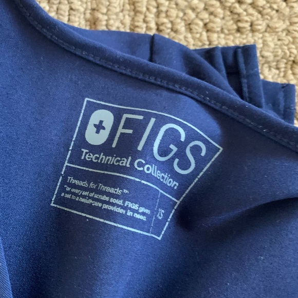 Figs scrub set in navy blue - Casma top and Kade bottoms - Picture 2 of 5